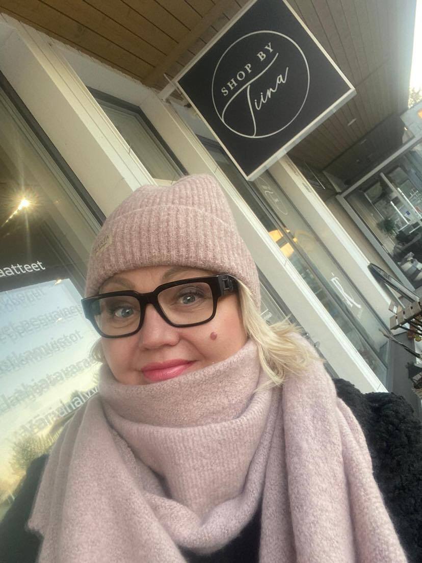 Tiina putiikin edessä talvella.