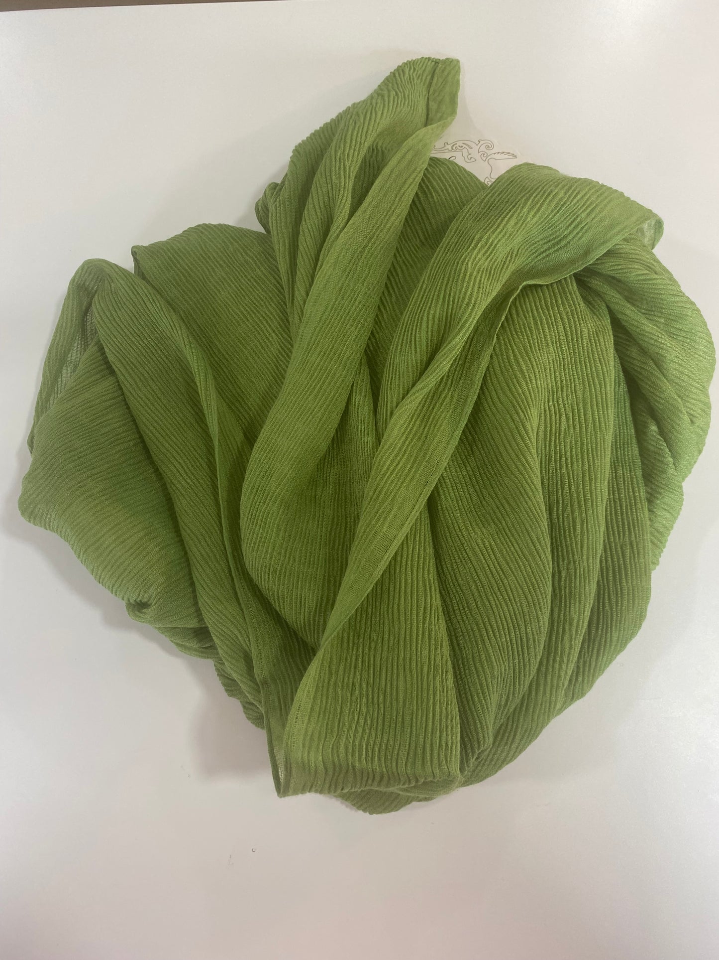 Soft Pleat huivi – kevyt ja monikäyttöinen