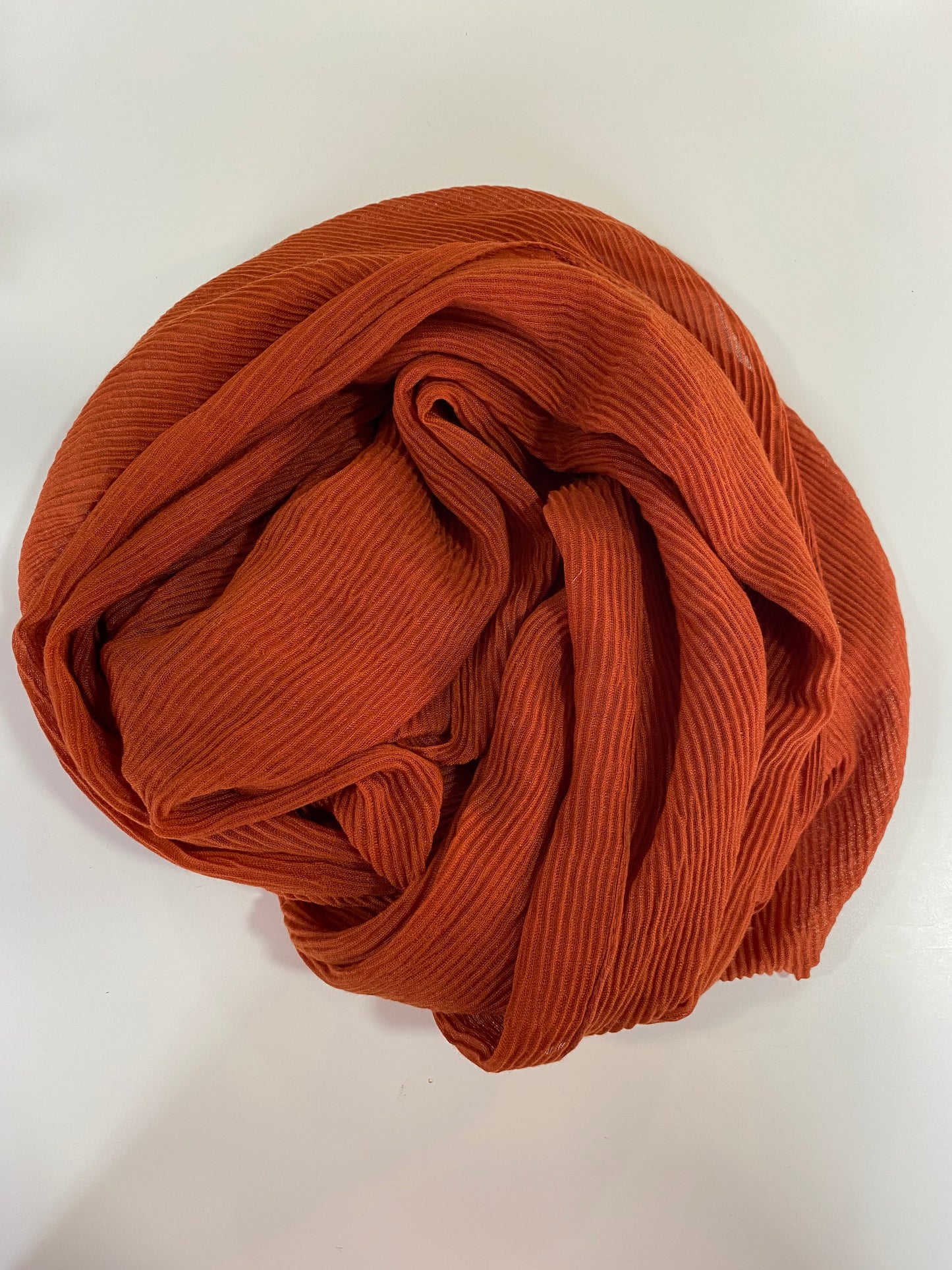 Soft Pleat huivi – kevyt ja monikäyttöinen