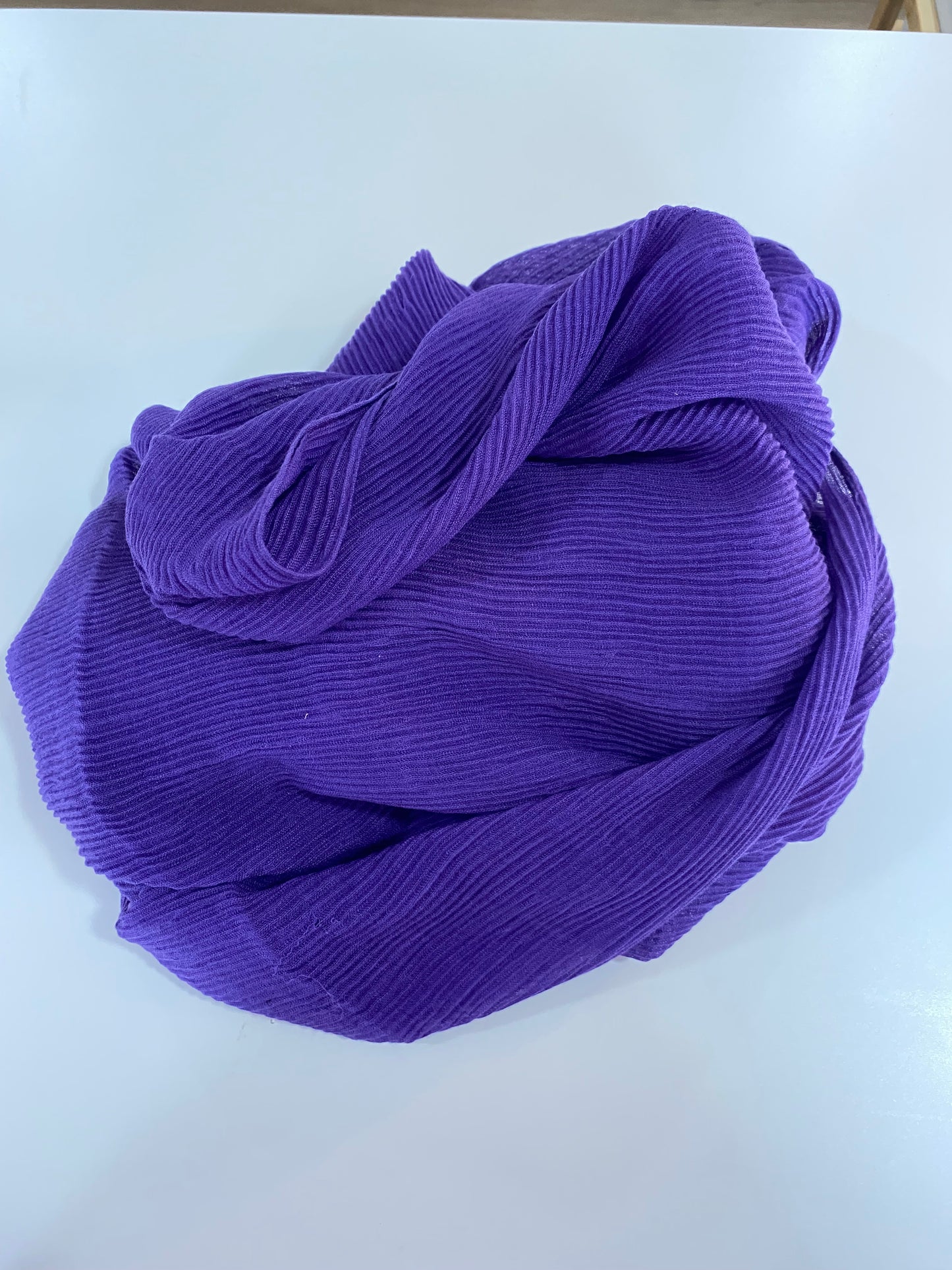 Soft Pleat huivi – kevyt ja monikäyttöinen