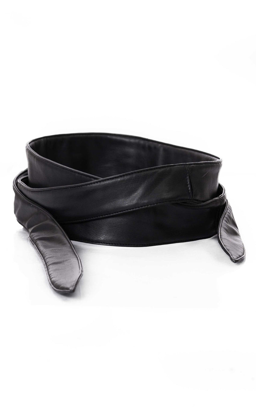 Pitkä tekonahkavyö