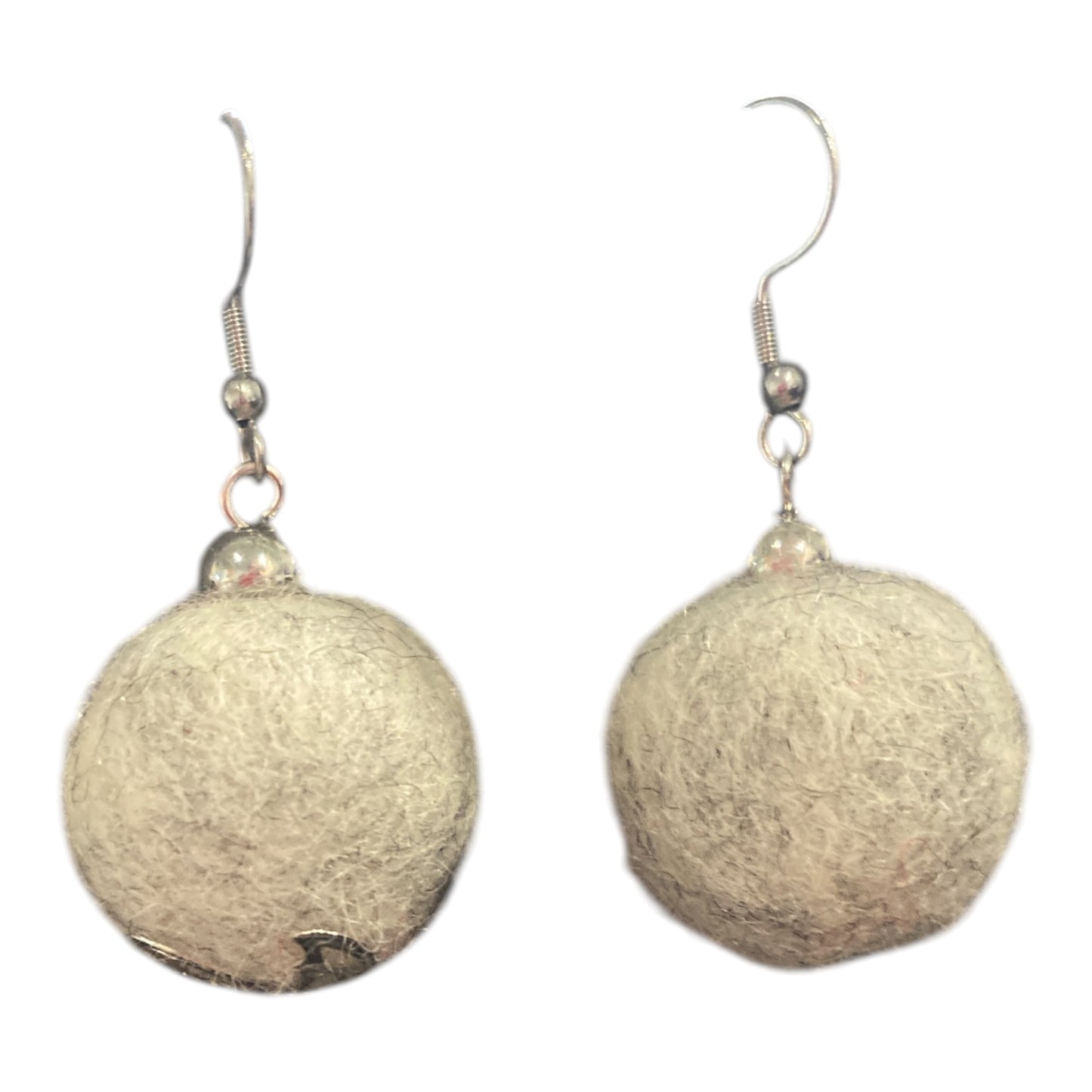 Huovutetut Joulupallo korvakorut