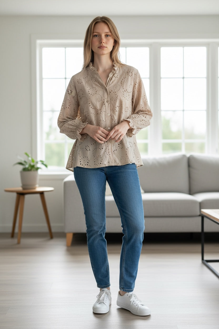 Brodeerattu pitsipusero – valkoinen ja hiekka L/XL