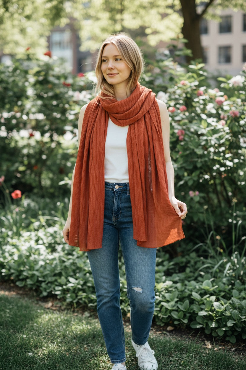 Soft Pleat huivi – kevyt ja monikäyttöinen