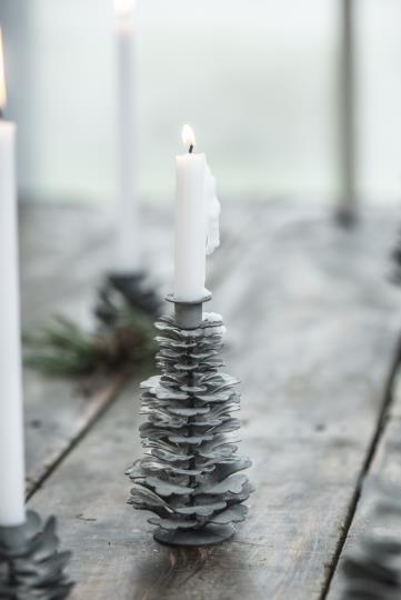 Ib Laursen käpy-kynttilänjalka kapealle kynttilälle