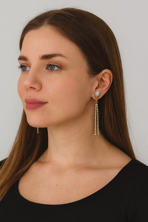 Lataa kuva 1. Pitkät strassikorvakorut – kulta