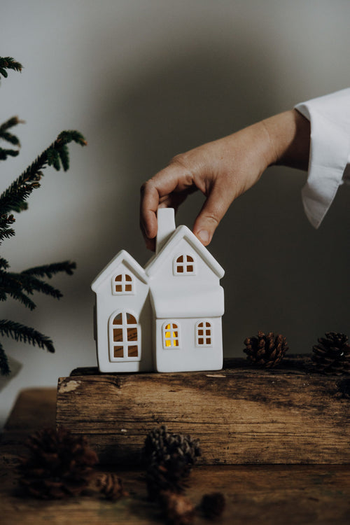 Lataa kuva 1. Keraaminen talolyhty, monta variaatiota