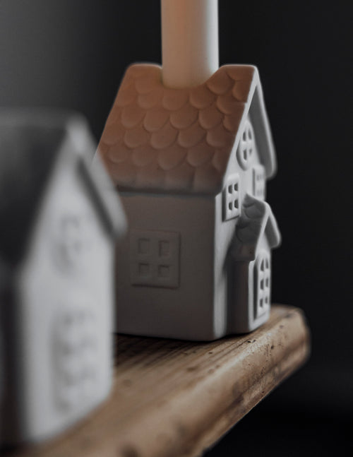 Lataa kuva 1. Talo kynttilänjalka