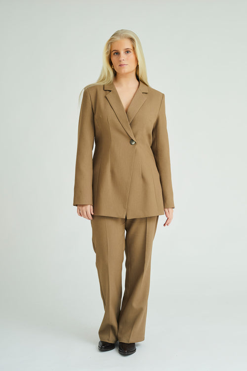 Lataa kuva 1. Kelly Bleiseri