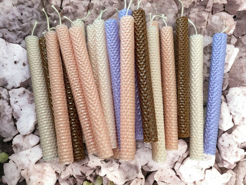 Lataa kuva 1. Mehiläisvahakynttilät 2 kpl, useita värejä