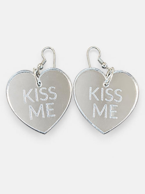Lataa kuva 1. Kiss Me – Peiliakryylikorvakorut | ArtTiina