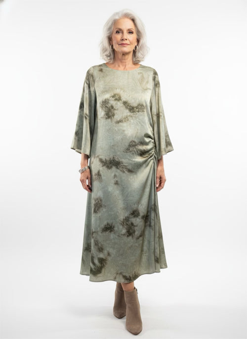 Lataa kuva 1. Satiini mekko