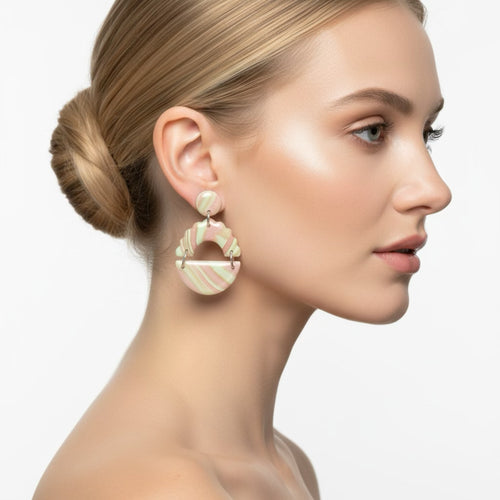 Lataa kuva 1. Emma-korvakorut – pastellin pehmeää näyttävyyttä