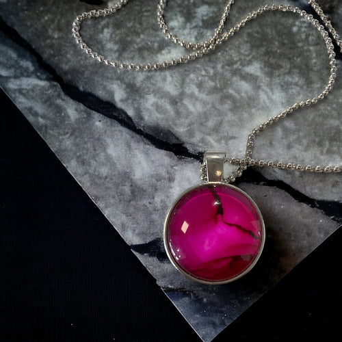 Lataa kuva 1. Kaulakoru Pinkki