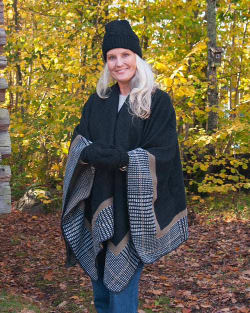 Lataa kuva 1. Poncho - kuosireunuksella