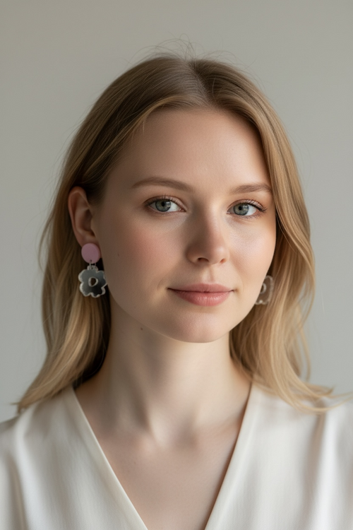 Lataa kuva 1. Soma - peiliakryyli kukka korvakoru