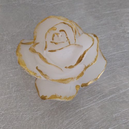 Lataa kuva 1. Ruusukynttiä