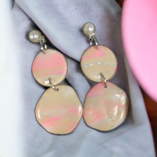 Lataa kuva 1. Nea korvakorut beige/hopea