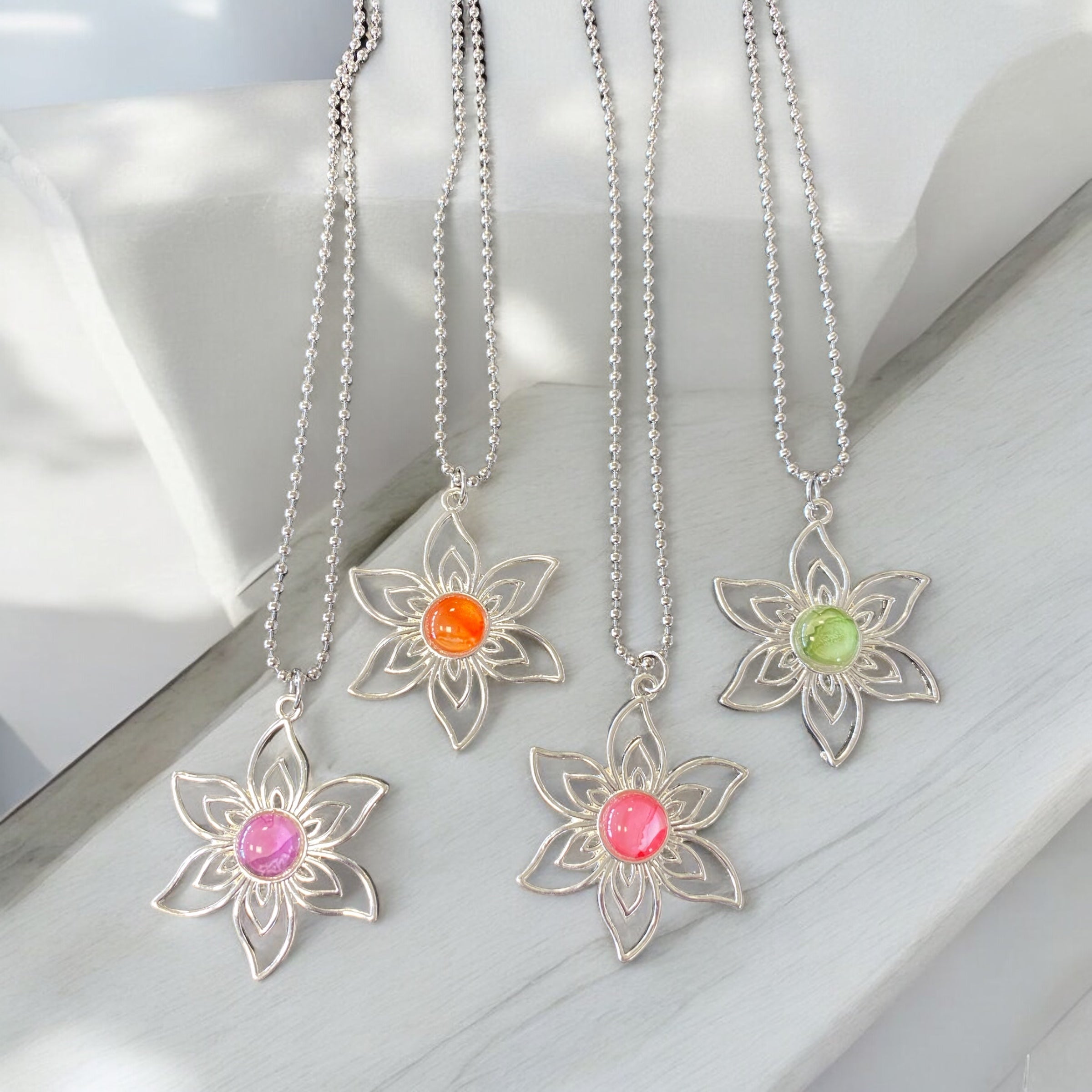 Tähti Kaulakoru, käsinmaalattu kivi