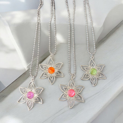 Lataa kuva 1. Tähti Kaulakoru, käsinmaalattu kivi