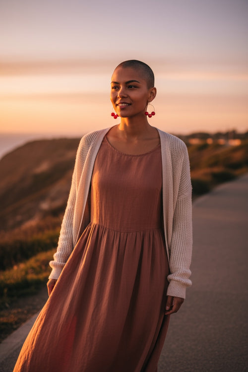 Lataa kuva 1. Puuhelmi korvakoru