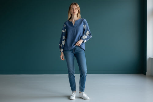 Lataa kuva 1. Brodeeraushihainen pusero