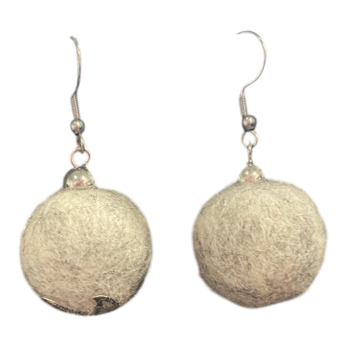 Lataa kuva 1. Huovutetut Joulupallo korvakorut