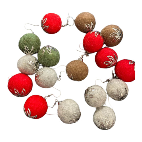 Lataa kuva 1. Huovutetut Joulupallo korvakorut