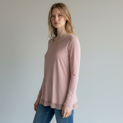 Lataa kuva 1. Pitkähihainen pitsitoppi