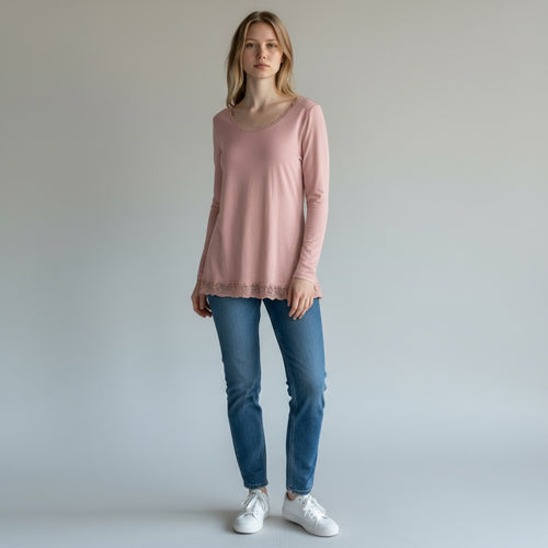 Lataa kuva 1. Pitkähihainen pitsitoppi