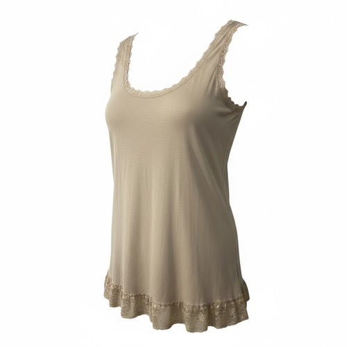 Lataa kuva 1. Pitsireunainen toppi