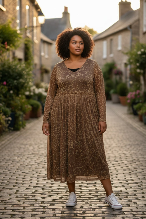 Lataa kuva 1. Kultainen Leo mekko pluskoko