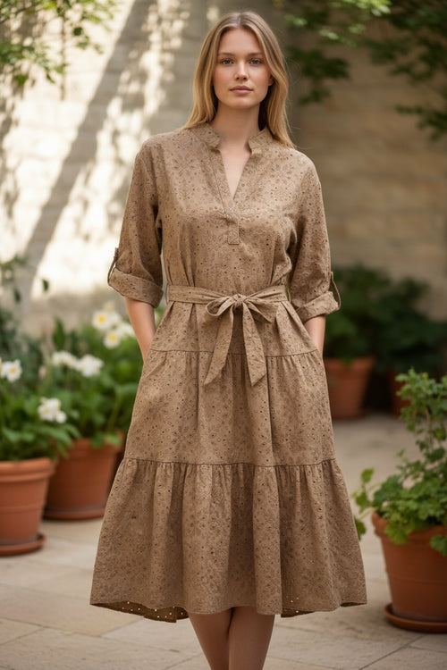 Lataa kuva 1. Pitsikuvio mekko vyöllä