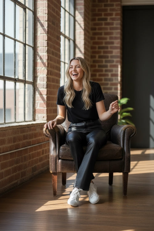 Lataa kuva 1. Luna Bootcut Coated -housut