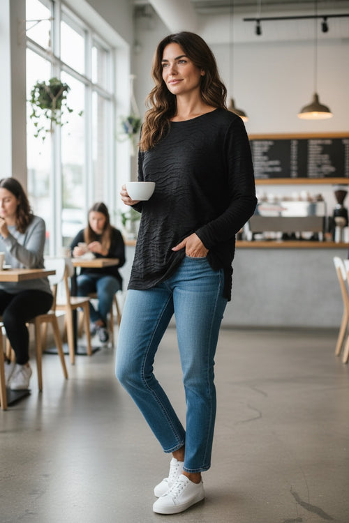 Lataa kuva 1. Kotimainen musta tunika – ajaton arjen luottovaate koko 34