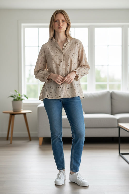 Lataa kuva 1. Brodeerattu pitsipusero – valkoinen ja hiekka L/XL