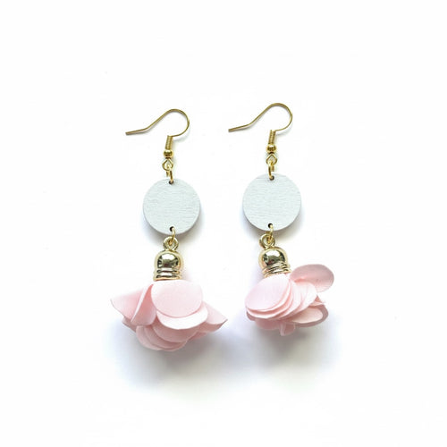 Lataa kuva 1. Helmiina-kukkakorvakorut – persikka