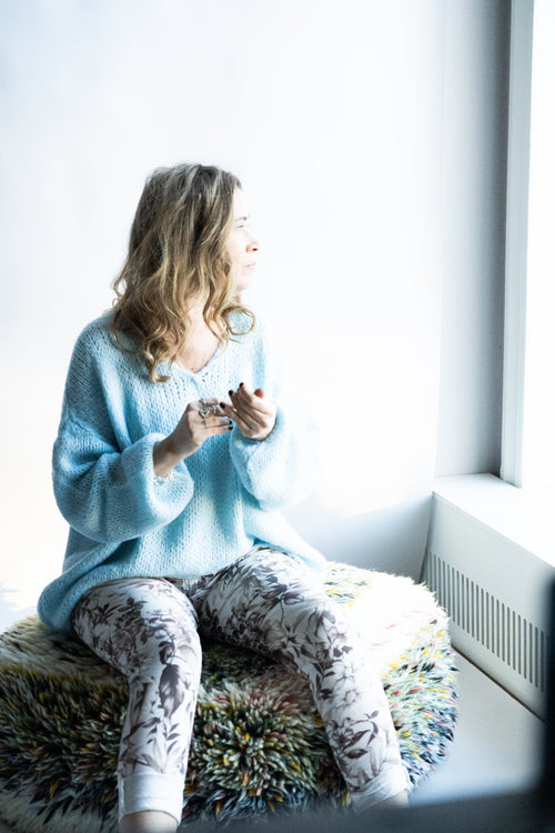 Lataa kuva 1. Falling in love-neulepaita