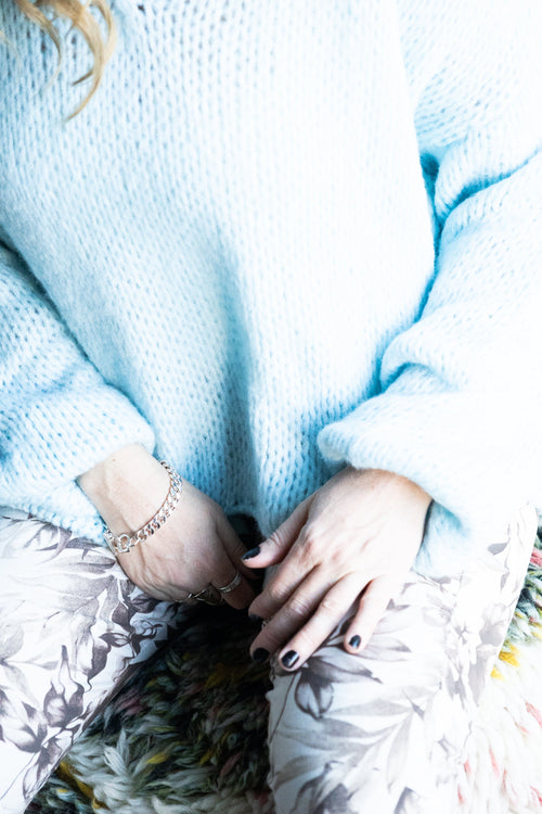 Lataa kuva 1. Falling in love-neulepaita