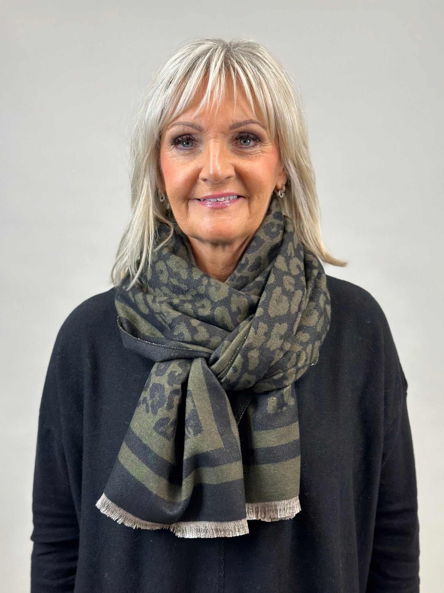 Vihreä Leokuvioinen huivi hapsuilla