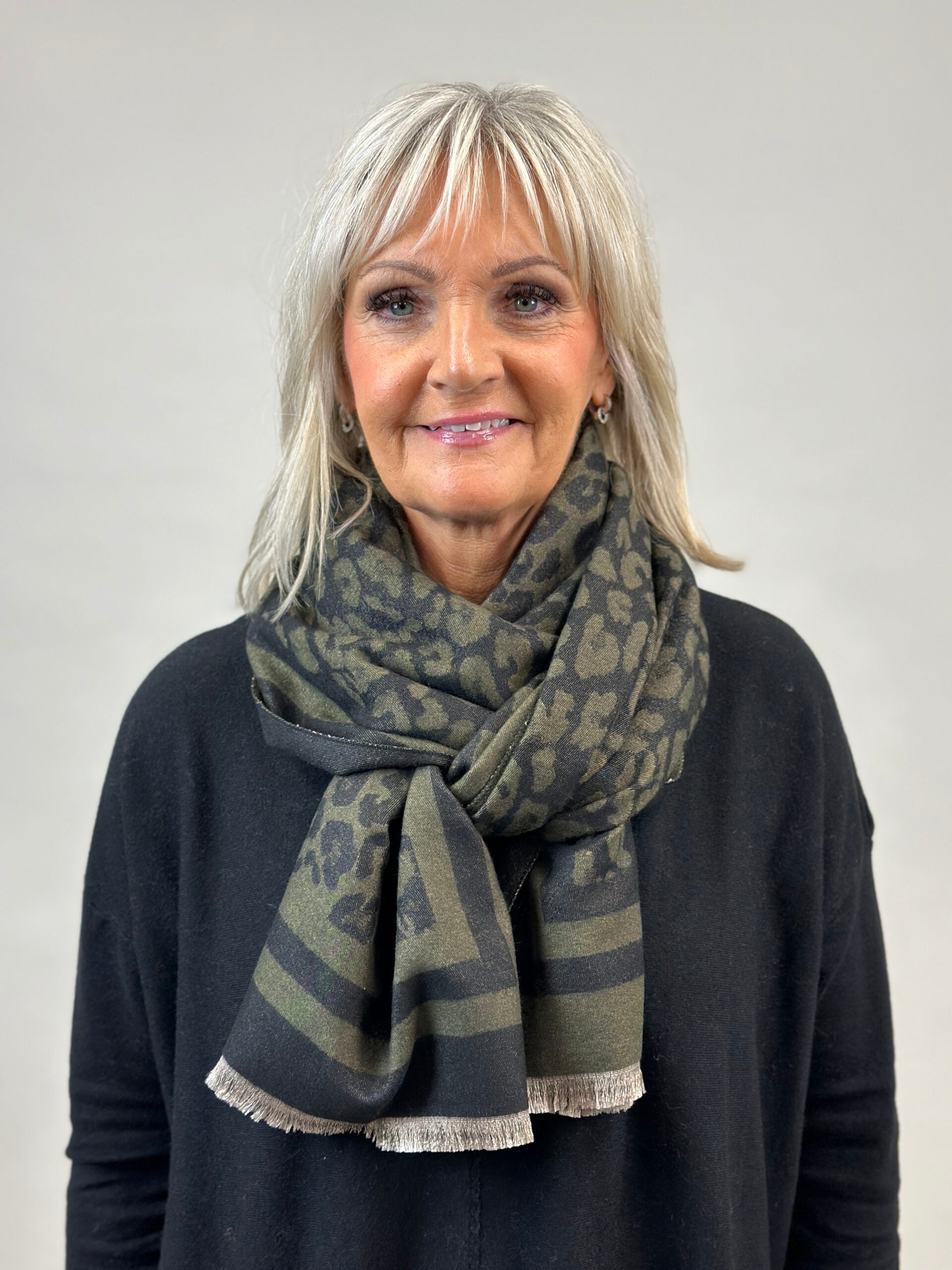 Vihreä Leokuvioinen huivi hapsuilla