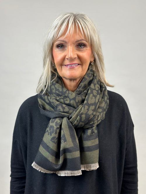 Lataa kuva 1. Vihreä Leokuvioinen huivi hapsuilla