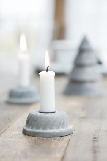 Lataa kuva 1. Ib Laursenin kakkuvuoka-kynttilänjalka