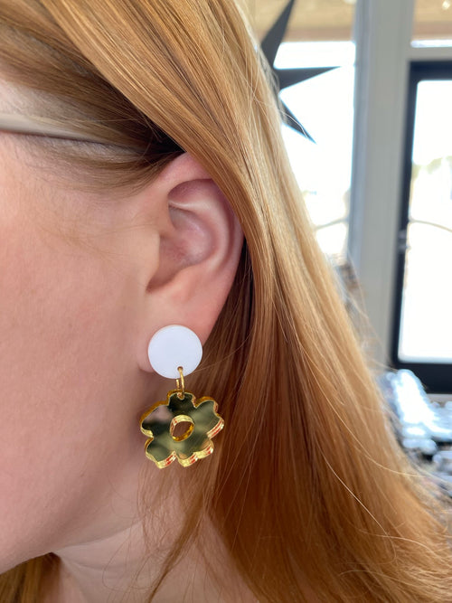 Lataa kuva 1. ArtTiina korvakorut, kultainen kukka