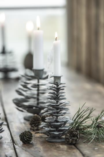 Lataa kuva 1. Ib Laursen käpy-kynttilänjalka kapealle kynttilälle