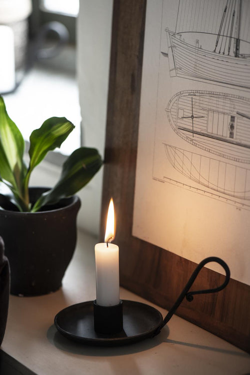 Lataa kuva 1. Ib Laursen musta kynttilänjalka