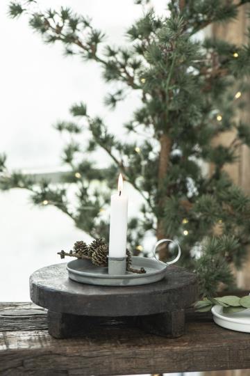 Ib Laursenin metallinen kynttilänjalka